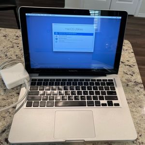 MacBook Pro
13-inch LED-backlit widescreen notebook 2010